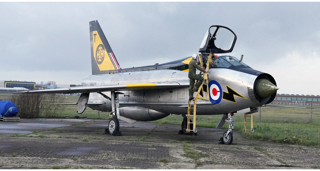 P_English_Electric_Lightning_T5_photoshoot_to_mark_60th_Anniversary_of_its_first_flight_on_Airfix_and_Corgi_Aerodrome_blog.jpg
