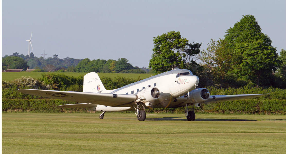 U_New_Mediterranean_Spitfire_and_Airco_DH9_star_at_this_years_Shuttleworth_Season_Premier_Airshow.jpg