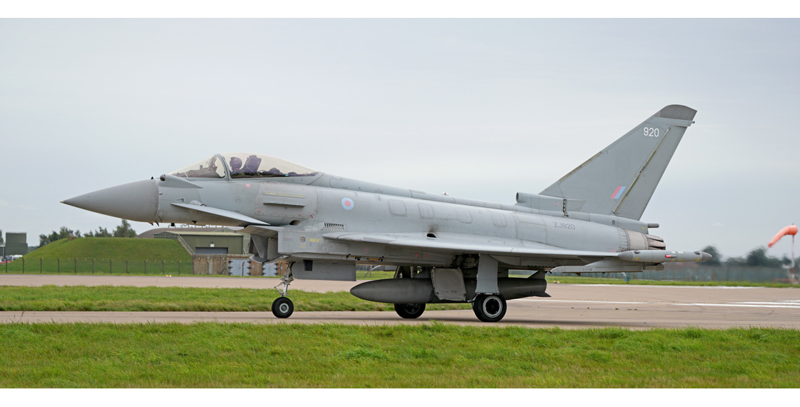 E_Airfix_introduce_the_second_of_their_new_RAF_Typhoon_Display_Team_twin_kit_sets_as_Blackjack_lands_on_the_Workbench.jpg