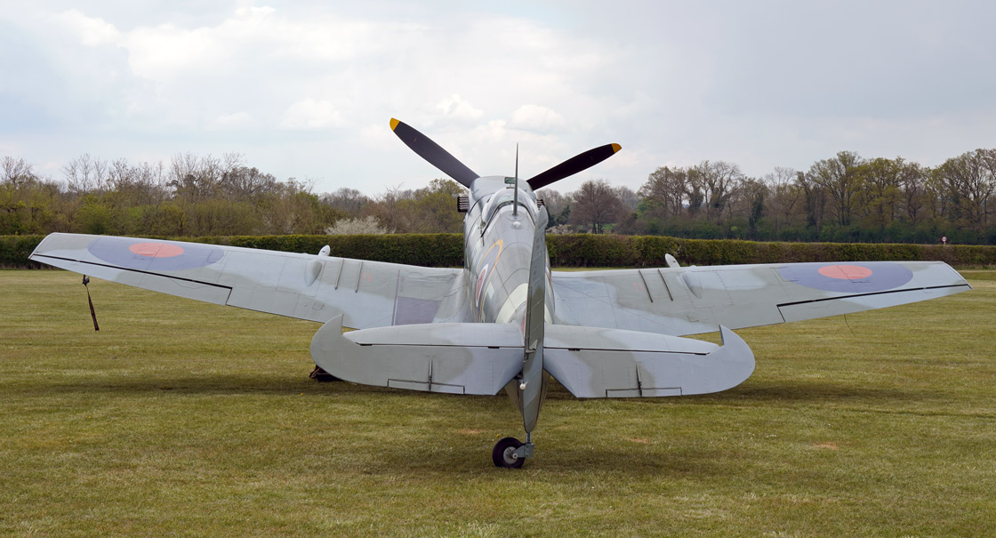 V_Shuttleworth_Season_Premier_Airshow_review_Supermarine_Spitfire_Vc_on_the_Airfix_and_Corgi_Aerodrome_blog.jpg