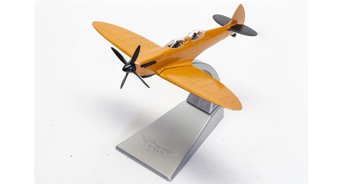 O_new_Corgi_Supermarine_Spitfire_T9_diecast_model_Grey_Nurse_Biggin_Hill_Heritage_Hangar_exclusive.jpg