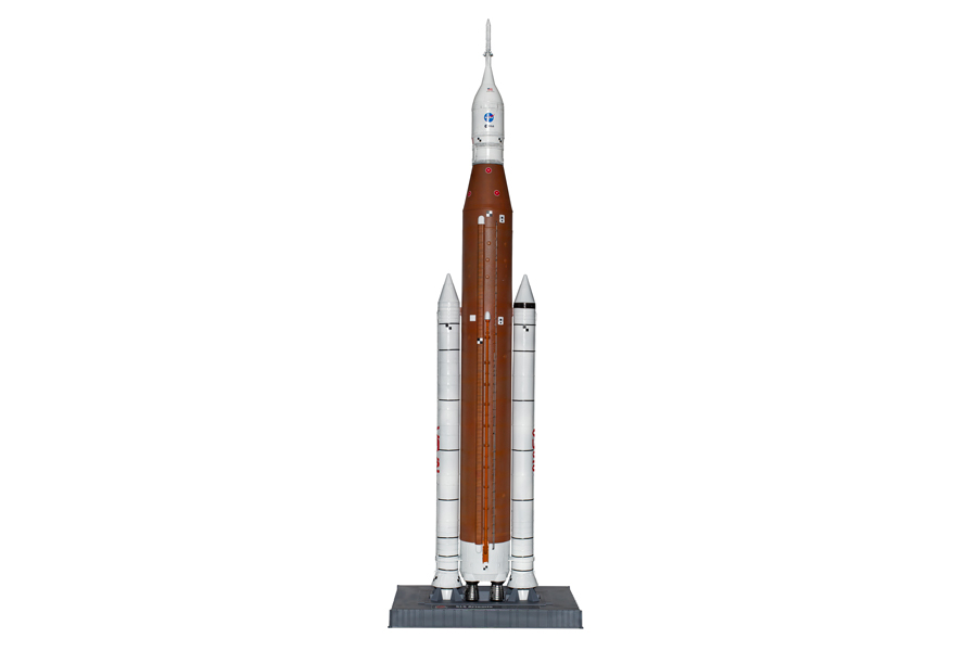 V_Airfix_celebrate_Space_Week_with_the_release_of_three_space_model_kits_a_Saturn_V_rocket_the_Space_Shuttle_and_SLS_Artemis_scale_model_kits.jpg