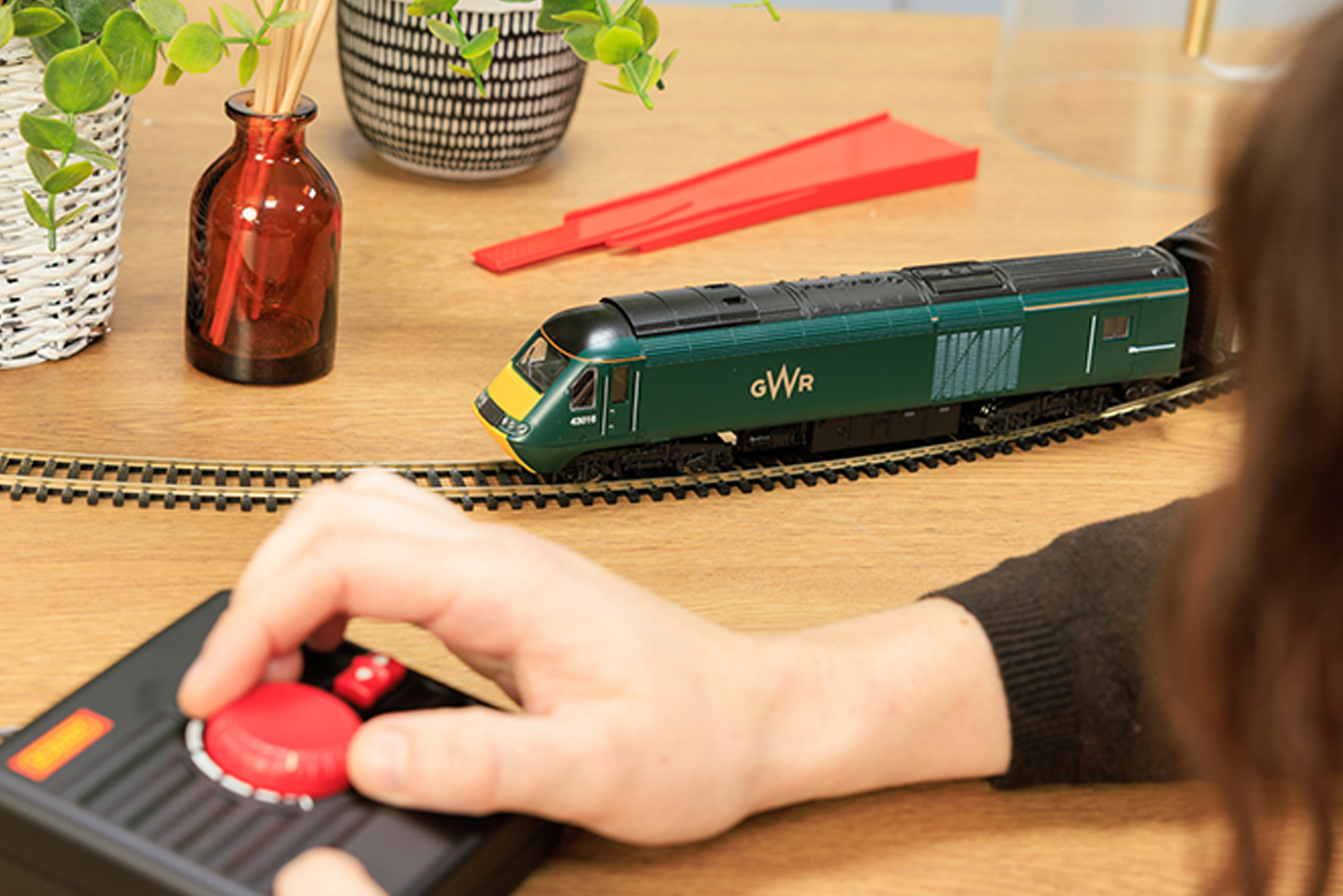 card2-R1230M-GWR-High-Speed-Train-Set_Peak2025_Lifestyle_15.jpg